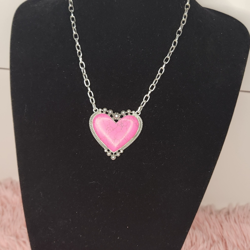 NWOT!  Pink & Silver heart necklace. (G44) - Picture 5 of 5